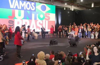 PT aposta nas cores verde e amarelo no lançamento da pré-candidatura de Lula